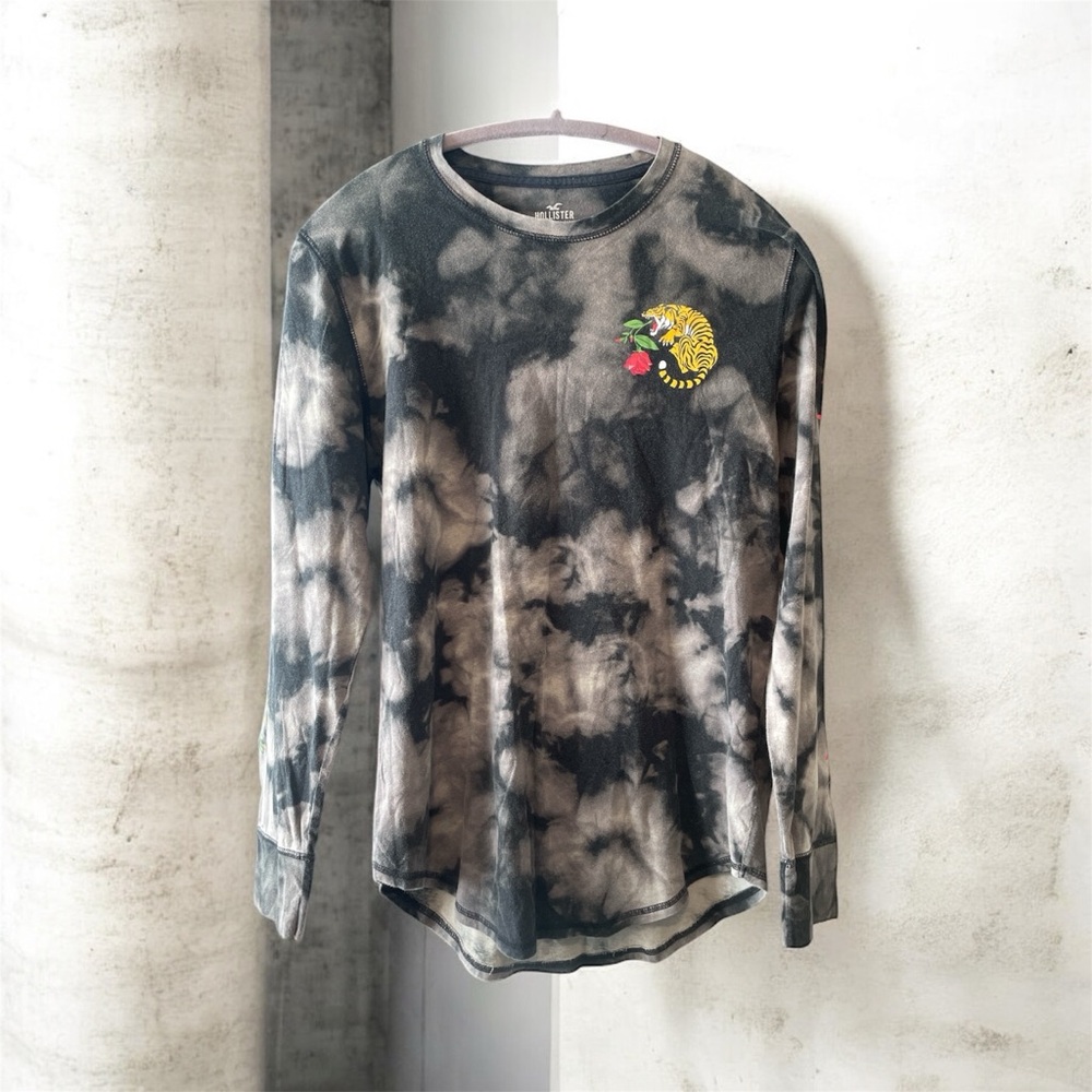 Hollister curved hem tee Tie-Dye Long Sleeve Tee with Tiger and roses